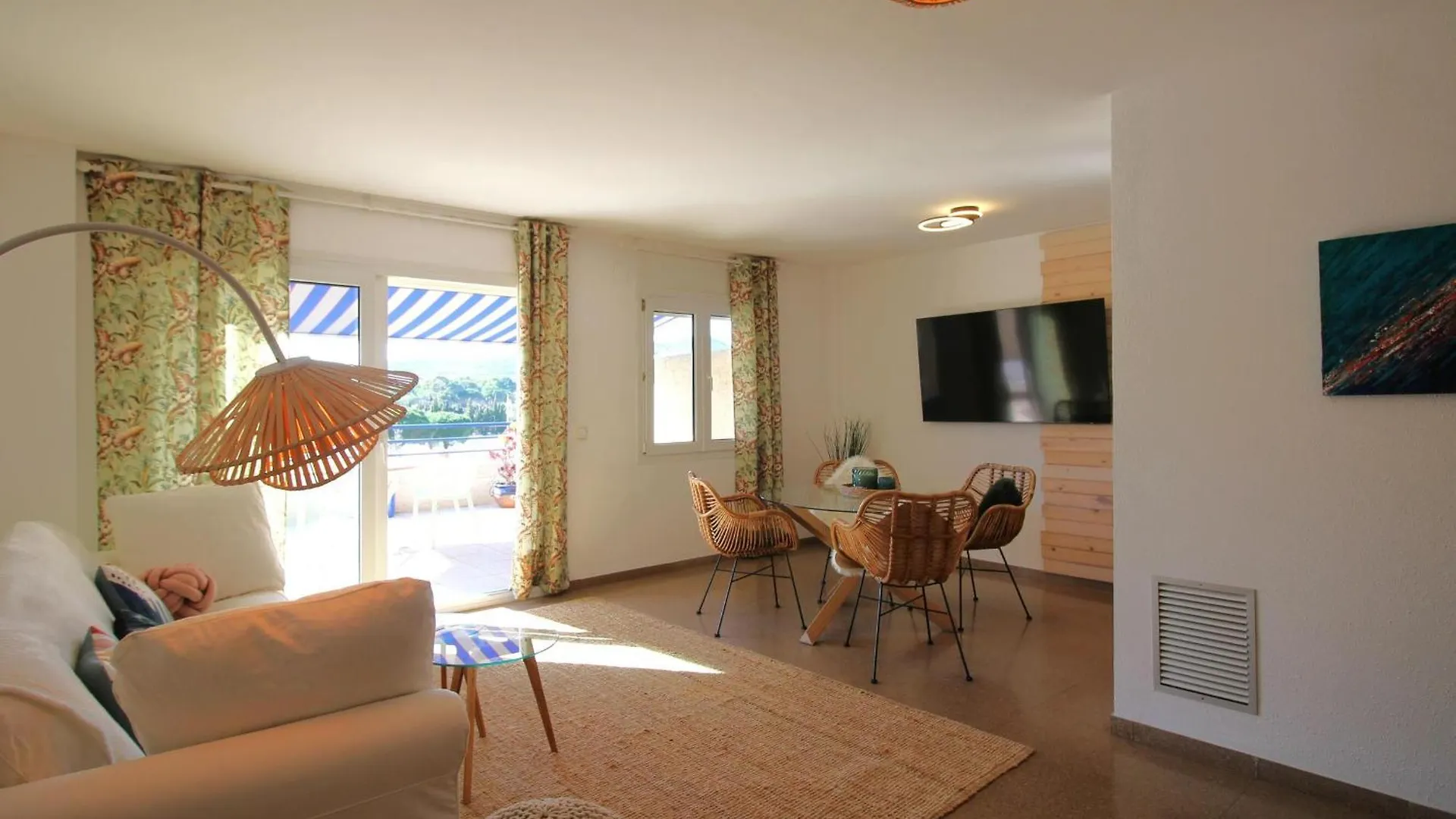 Daire Maritim II 2 At.1 - Apartamento Moderno, Agradable Y Muy Bien Equipado Situado En 1ª Linea De Mar - Es-228-82 Llança
