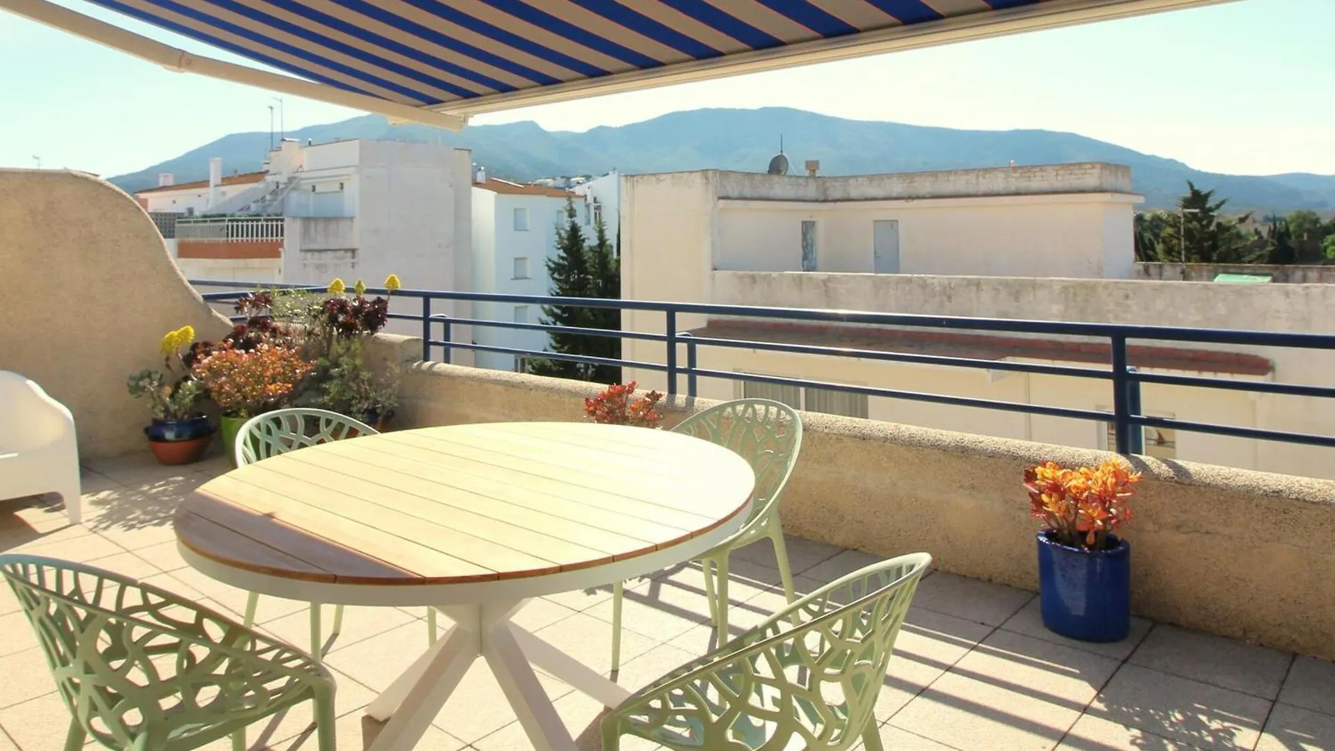 Maritim II 2 At.1 - Apartamento Moderno, Agradable Y Muy Bien Equipado Situado En 1ª Linea De Mar - Es-228-82 Llança