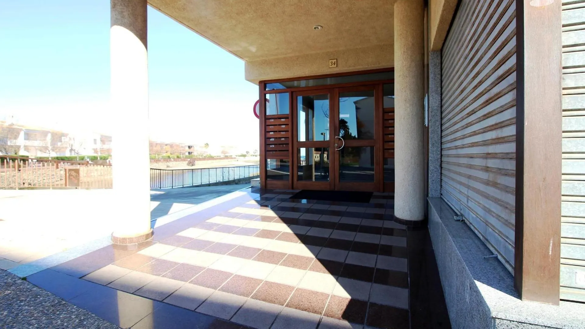 Daire Maritim II 2 At.1 - Apartamento Moderno, Agradable Y Muy Bien Equipado Situado En 1ª Linea De Mar - Es-228-82 Llança